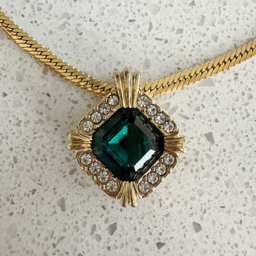 Avon Emerald Green Rhinestone Gold Tone Pendant Herringbone Necklace 15.5" Vtg